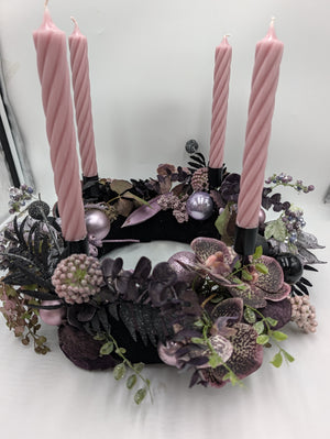 Adventskranz in Rosa und Schwarz mit Orchideen, Kugeln und vier hohen gedrehten Kerzen in Altrosa