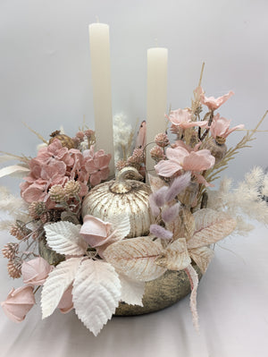 Herbstgesteck Kürbis Hortensien Rosen rosé creme mit Kerzen – Ansicht 5
