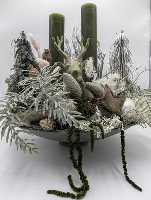 Seitenansicht des Wintergestecks auf Fußschale mit Rindenstern, silbernen Kugeln und herabhängenden grünen Fruchtständen