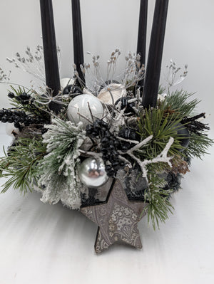 Adventskranz modern Kerzen Kugeln Zapfen schwarz weiß silber – Ansicht 4