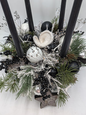 Adventskranz modern Kerzen Kugeln Zapfen schwarz weiß silber – Ansicht 5