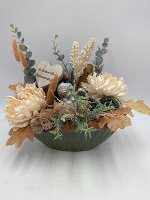 Trauergesteck in grauer Schale mit cremefarbenen Chrysanthemen, Engelfigur, Holzherz und Eichenblättern