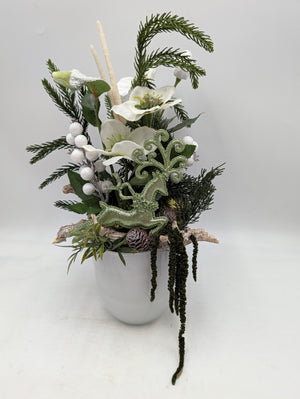 Winterliches Gesteck Christrosen Hirsch Zapfen weiß grün – Ansicht 3