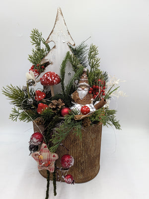 Weihnachtsgesteck im Rost-Gefäß mit weißem Holzbaum, roten Fliegenpilzen, Zapfen und Stoffstern