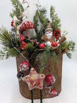 Weihnachtsgesteck Weihnachtsmann Fliegenpilze Zapfen rot grün – Ansicht 4