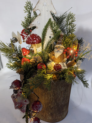 Weihnachtsgesteck Weihnachtsmann Fliegenpilze Zapfen rot grün – Ansicht 8