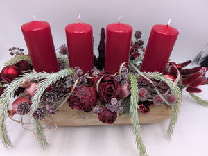 Adventsgesteck Holzschale Rosen Zapfen Beeren rot – Ansicht 3