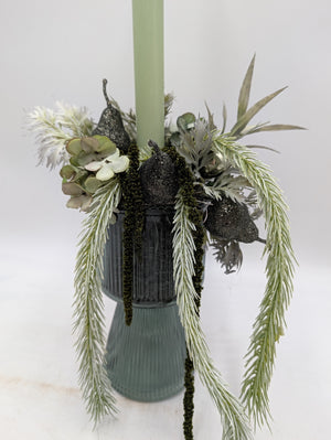 Nahaufnahme des Gestecks: Hortensienblüten, graues Laub, glitzernde Birnen und hängender dunkelgrüner Amarant