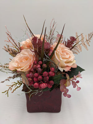 Herbstgesteck von vorne: apricot Rosen, rote Beerendolde, altrosa Hortensie und beiger Farnzweig