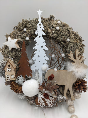 Türkranz natur weiß von vorn: Hirsch mit Federschwanz, rostbraunes Bäumchen, Zimtstangen und beschneite Zweige
