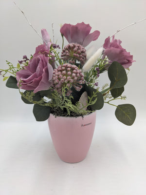 Sommergesteck mit altrosa Rosen, rosa Blütenkugeln, Eukalyptus und Grasähren in rosa Keramiktopf