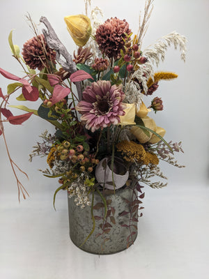 Hohes Herbstgesteck im Zinktopf mit altrosa Gerbera, Chrysanthemen, gelben Physalis und hellen Gräsern