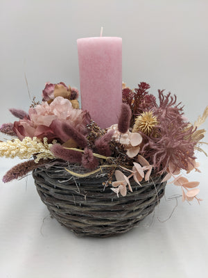 Herbstgesteck im grauen Weidenkorb mit rosa Stumpenkerze, altrosa Rose, Spider und cremefarbenen Rispen