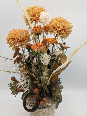 Nahaufnahme der apricotfarbenen Chrysanthemen, senffarbenen Schafgarbe, weißen Blätter und orangefarbenen Beeren