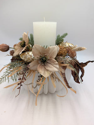 Winterkranz seitlich auf weißem geripptem Gefäß, mit Christrosen, Distelköpfen, Rinde und Bändern