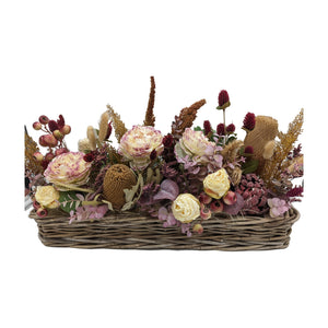 Freigestellt Herbstgesteck Korb Rosen Disteln Beeren lila creme