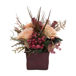 Freigestellt Herbstgesteck Rosen Beeren Gräser apricot rot im Topf