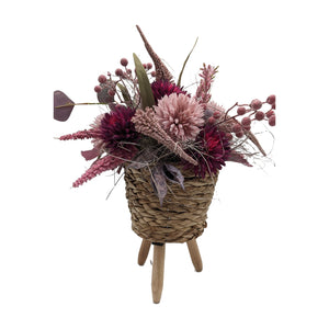 Freigestellt Herbstgesteck Chrysanthemen Heide Beeren rosa lila im Korbschemel