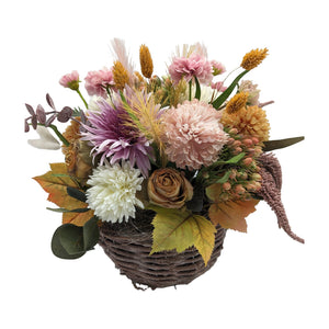 Freigestellt Herbstgesteck Chrysantheme Rose Gräser rosa lila im Korb