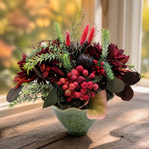 Szene Herbstgesteck Dahlien Feige Beeren Gräser dunkelrot grün