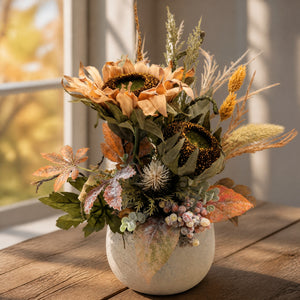 Szene Sommergesteck Herbstgesteck Sonnenblume Distel Beeren Gräser apricot