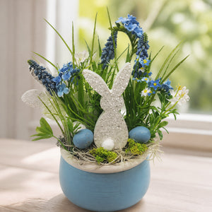 Szene Seidenblumengesteck Ostern Hase Eier Traubenhyazinthen blau weiß
