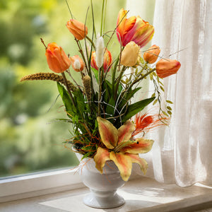 Szene Frühlingsgesteck Tulpen Lilie Feder Gräser orange creme