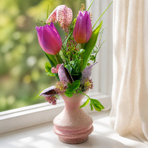 Szene Seidenblumengesteck Frühlingsgesteck Tulpen Schachbrettblume lila rosa