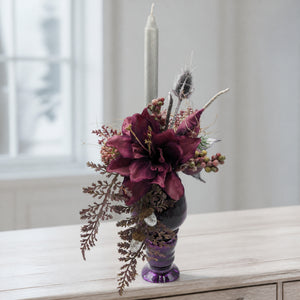 Szene Wintergesteck Amaryllis Eichel Distel lila silber mit Kerze