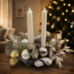 Szene Adventsgesteck Kugeln Stern Geschenk creme champagner