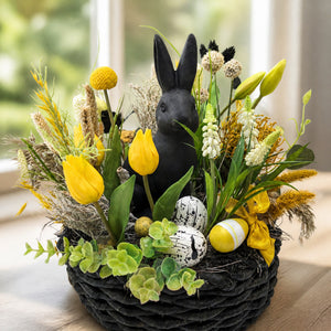Szene Ostergesteck Hase Tulpen Craspedia Eier gelb schwarz