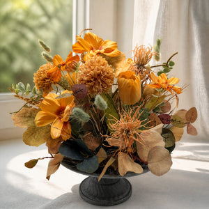 Szene Frühlingsgesteck Tulpe Spider Chrysantheme orange gelb