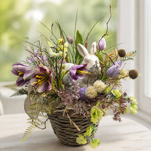 Szene Ostergesteck Hase Tulpen Wicken Krokus lila grün im Korb