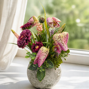 Szene Sommergesteck Bellis Schachbrettblume Hyazinthen rosa lila