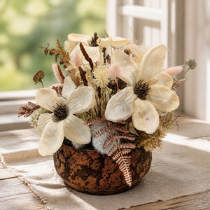 Szene Sommergesteck Magnolie Farn Gräser creme apricot im Topf