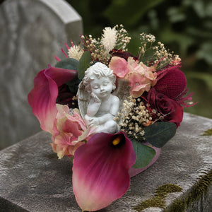 Szene Trauergesteck Engel Calla Rosen Hortensien beere rosa