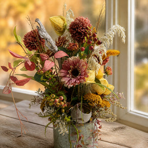 Szene Herbstgesteck Chrysantheme Gerbera Physalis altrosa gelb