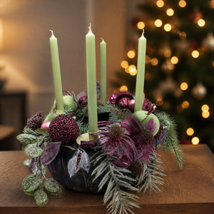 Szene Adventskranz Kugeln Eichel Sonnenhut Äpfel lila grün