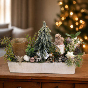 Szene Wintergesteck Teelicht Tanne Geschenke Wichtel weiss braun