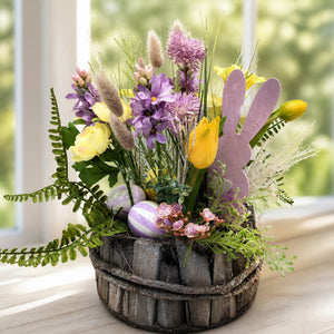 Szene Ostergesteck Frühlingsgesteck Tulpen Hyazinthen Hase lila gelb