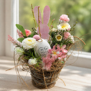 Szene Ostergesteck Frühlingsgesteck Bellis Nelken Hase rosa weiß