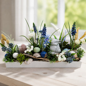 Szene Ostergesteck Frühlingsgesteck Hase Teelicht Ostereier blau weiß
