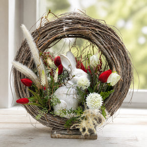 Szene Ostergesteck Frühlingsgesteck Tulpen Hase rot weiß