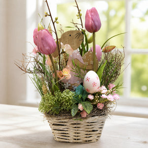 Szene Ostergesteck Frühlingsgesteck Tulpen Hase Ei rosa