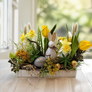 Szene Ostergesteck Frühlingsgesteck Tulpen Narzissen Hase gelb