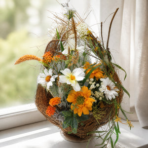 Szene Frühlingsgesteck Margeriten Gräser Zweigkranz orange weiss
