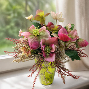 Szene Frühlingsgesteck Christrosen Beerenzweige rosa lila
