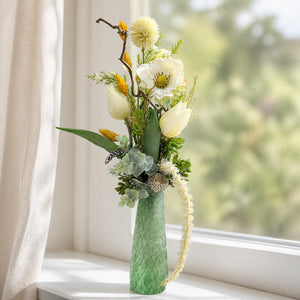 Szene Frühlingsgesteck Vase Tulpen Anemone Eukalyptus weiss grün