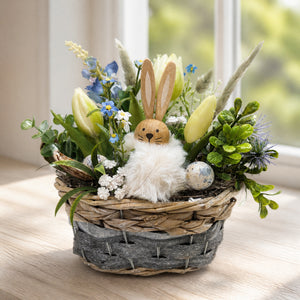 Szene Ostergesteck Frühlingsgesteck Tulpen Hase Korb blau weiss