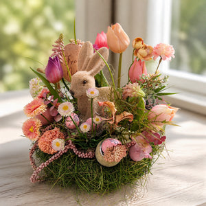 Szene Ostergesteck Frühlingsgesteck Tulpen Bellis Muscari Hase rosa
